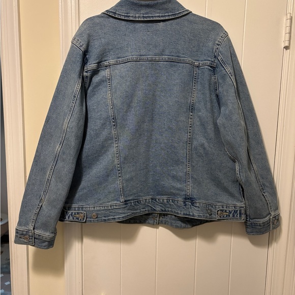 Levi's Original Trucker Denim Jacket in Medium Blue Jean Wash | Women’s Plus 2X - Picture 4 of 15